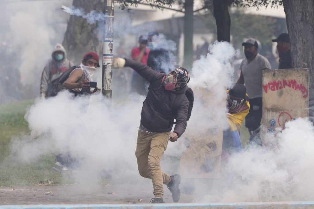 Χάος στον Ισημερινό: Διαδηλώσεις και επεισόδια έξω από το Κοινοβούλιο – Έξι νεκροί