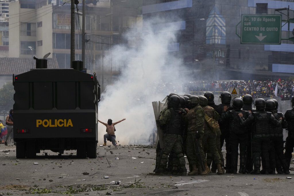 Ιθαγενείς διαδηλωτές στο Εκουαδόρ ζητούν απομάκρυνση των δυνάμεων ασφαλείας