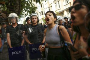 Τουρκία: Αγρια καταστολή και δεκάδες συλλήψεις σε πορεία Pride της Κωνσταντινούπολης (Video)