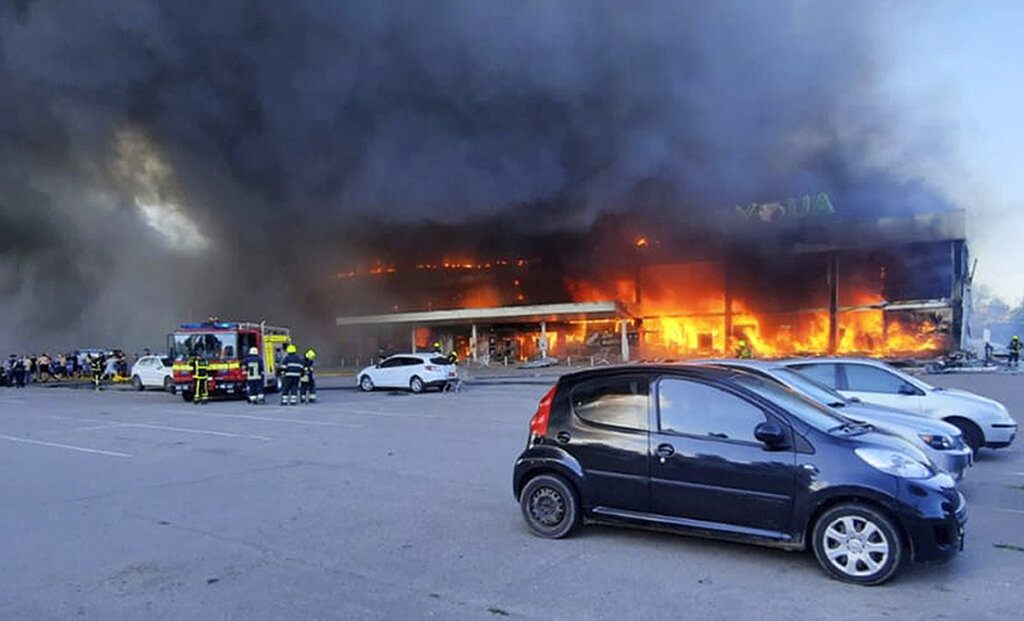 Πόλεμος στην Ουκρανία: Τουλάχιστον 16 νεκροί από το χτύπημα σε εμπορικό κέντρο στην Κρεμεντσούκ – «Απόλυτη φρίκη» (Photos)