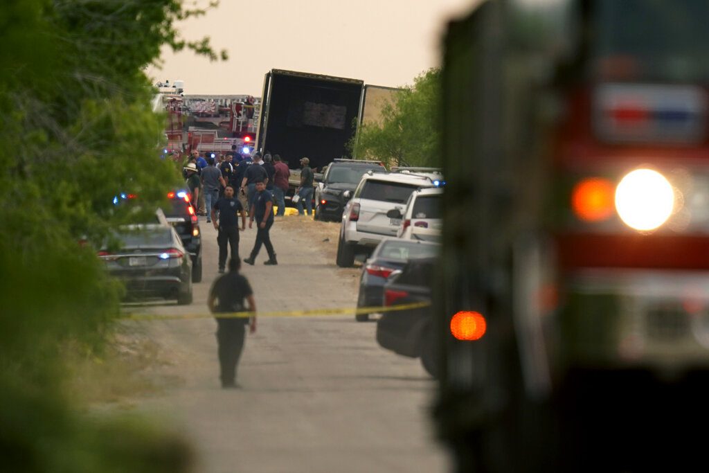 Απόλυτη φρίκη στο Τέξας: 46 νεκροί μετανάστες σε φορτηγό (Photos)