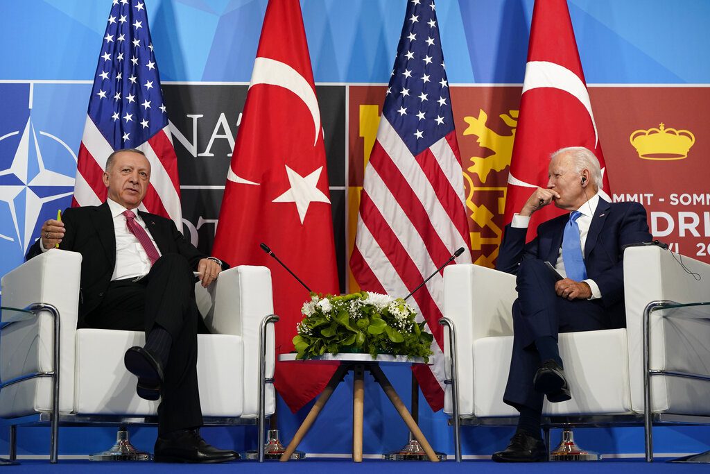 NATO: Φιλοφρονήσεις και ευχαριστίες στη συνάντηση Mπάιντεν – Ερντογάν