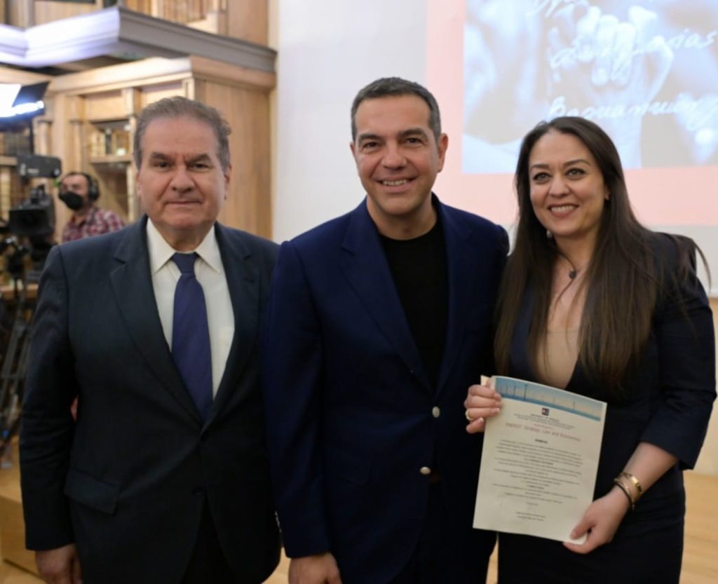 Σκωπτική ανάρτηση Τσίπρα για τον «αγρότη» Μητσοτάκη