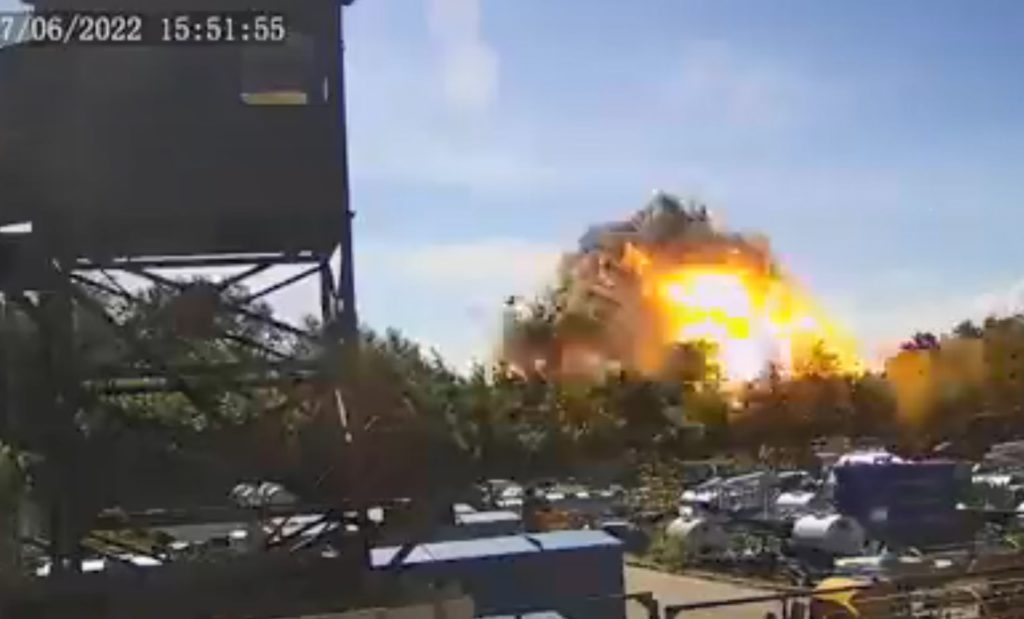 Πόλεμος στην Ουκρανία: Η στιγμή που πύραυλος πέφτει στο εμπορικό κέντρο (Video)