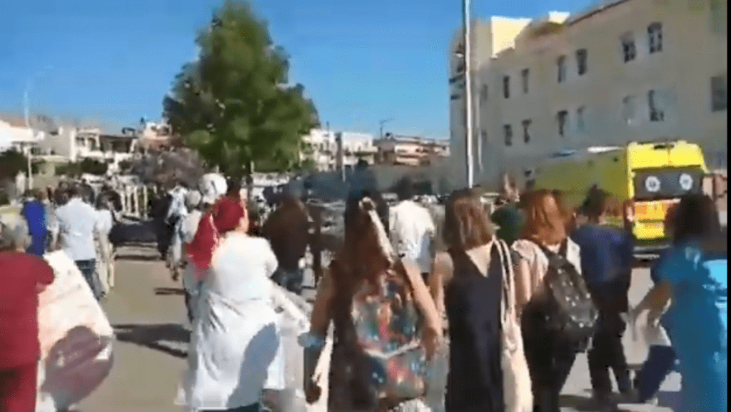 Χίος: Οργισμένοι υγειονομικοί γιούχαραν τον Πλεύρη (Video)