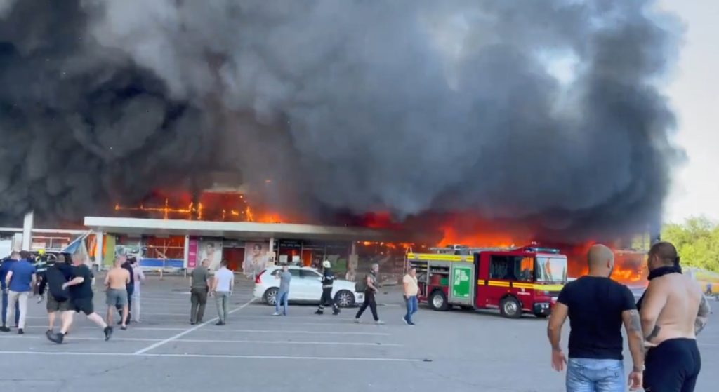 Ουκρανία: Πύραυλοι έπληξαν εμπορικό κέντρο στο Κρέμεντσουκ – Τουλάχιστον 2 νεκροί και 20 τραυματίες