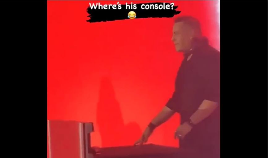 Mad VMA: Ο DJ Βαλεντίνο απαντά για το φιάσκο με την «αόρατη κονσόλα»: «Βρήκα ένα άδειο τραπέζι…»