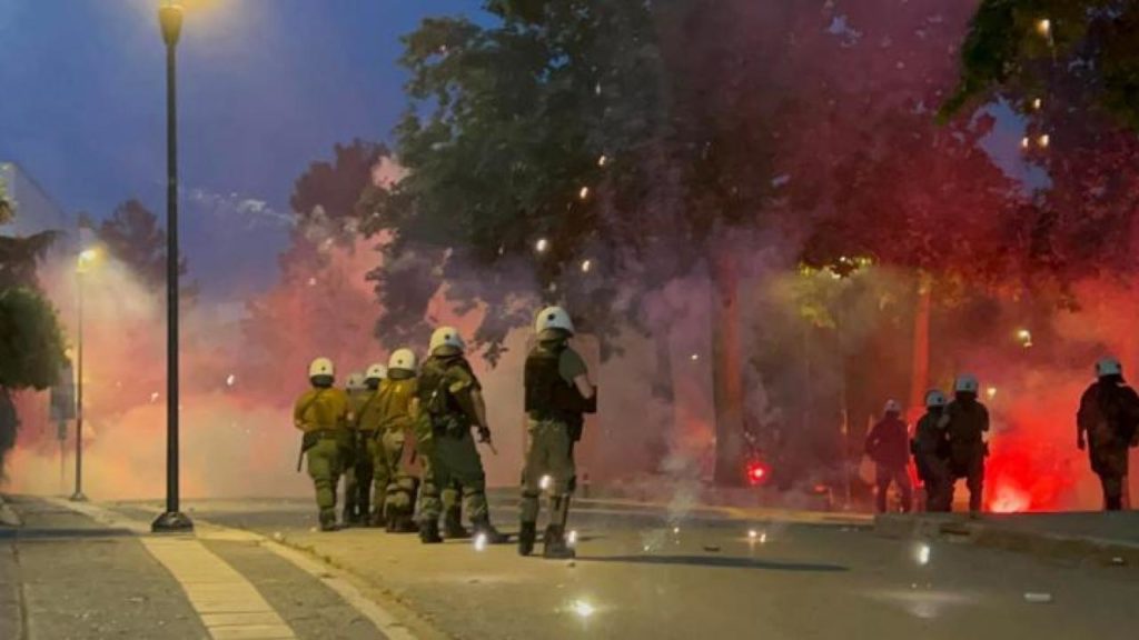 Νέα επεισόδια στο ΑΠΘ με μολότοφ και χημικά μετά το τέλος της φοιτητικής πορείας (Video – Photos)