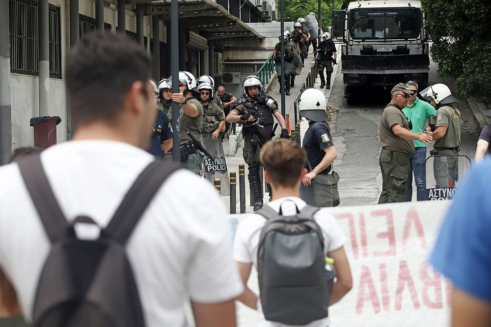 Αστυνομική επέμβαση στο Αριστοτέλειο Πανεπιστήμιο Θεσσαλονίκης – Κάλεσμα φοιτητών για συγκέντρωση