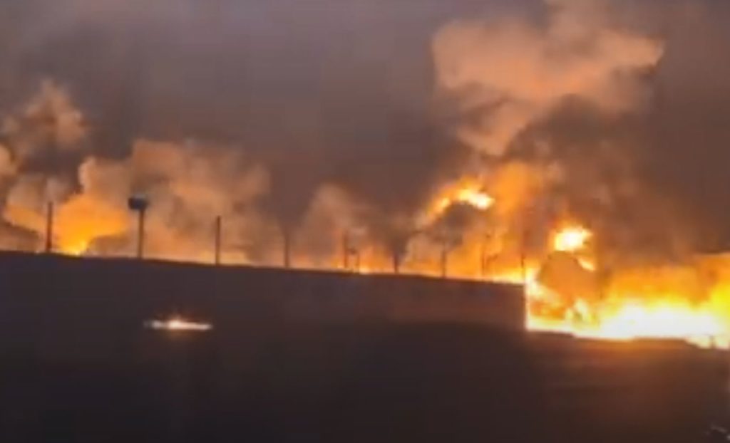 Φωτιά στον Ασπρόπυργο: «Ξεκίνησε από κεραυνό» λένε οι ιδιοκτήτες – Υπό έλεγχο η μεγάλη πυρκαγιά (Video)
