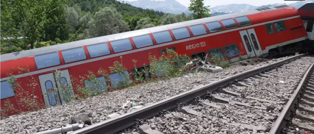 Γερμανία: Τρεις νεκροί και δεκάδες τραυματίες μετά από εκτροχιασμό τρένου στη Βαυαρία (Video)