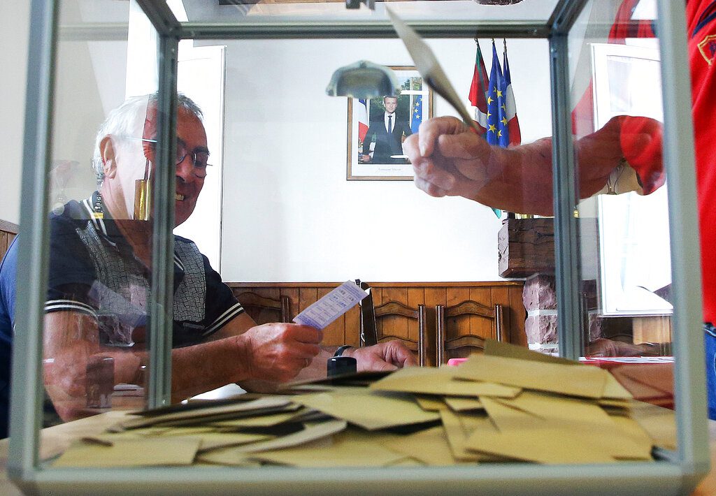 Εκλογές στη Γαλλία: Λιγότεροι από τους μισούς ψηφοφόρους προσήλθαν στις κάλπες