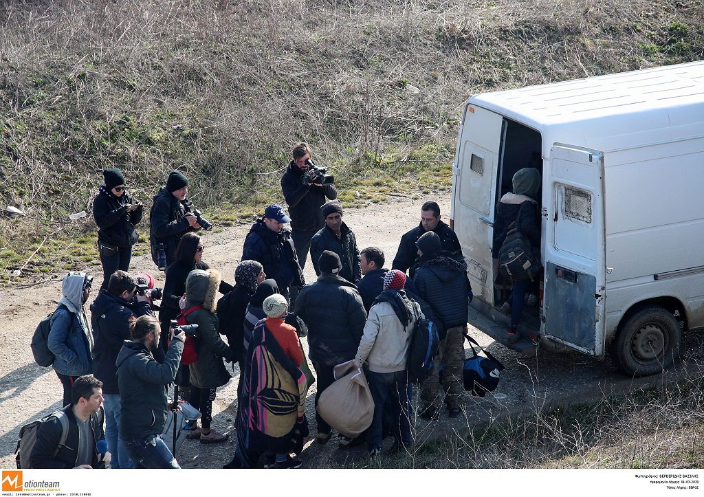 Αποκάλυψη-σοκ: «Σκλάβοι» μετανάστες αναγκάζονται από την ελληνική αστυνομία να κάνουν pushback στον Έβρο