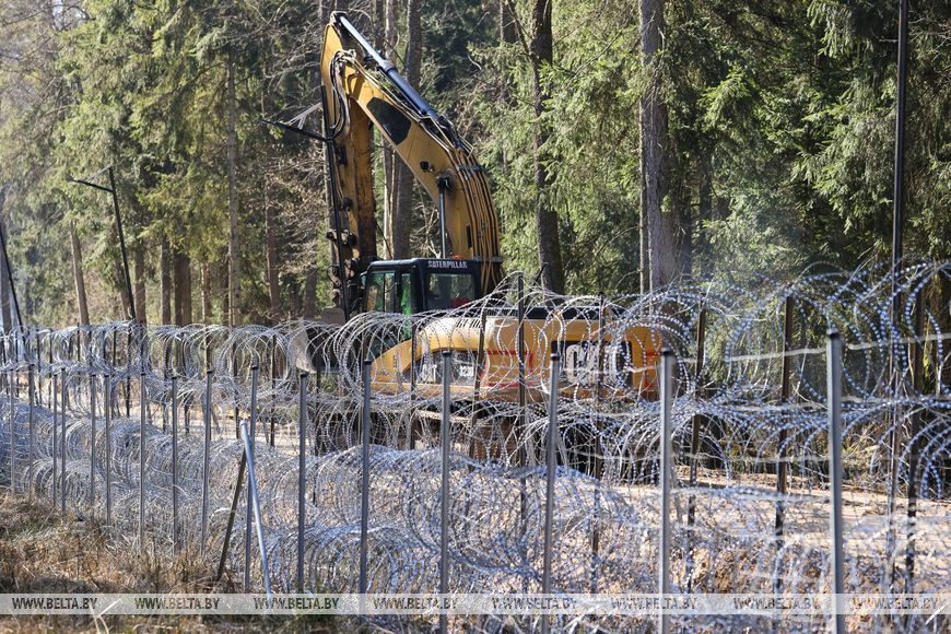 Πολωνία: Ολοκληρώνεται φράχτης 140 χιλιομέτρων στα σύνορα με Λευκορωσία (Video)