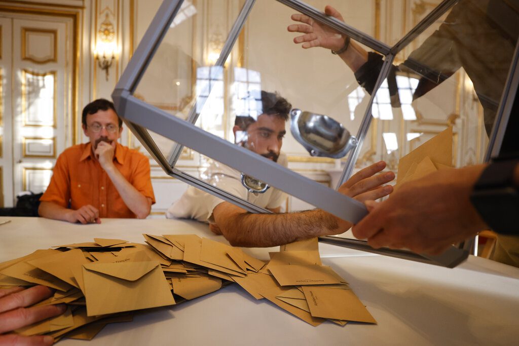 Εκλογές στη Γαλλία: Προβάδισμα Μελανσόν σε ψήφους, στον Μακρόν η πλειοψηφία των εδρών