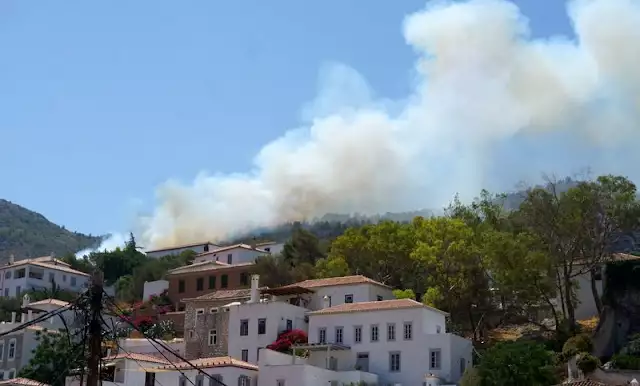 Σε ύφεση η πυρκαγιά στην Ύδρα