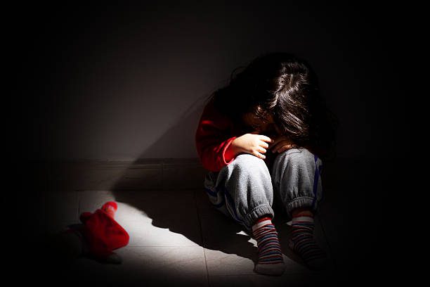 Δεν έχει τέλος η κακοποίηση ανηλίκων: Συνελήφθη 33χρονος που ασελγούσε στην θετή του κόρη