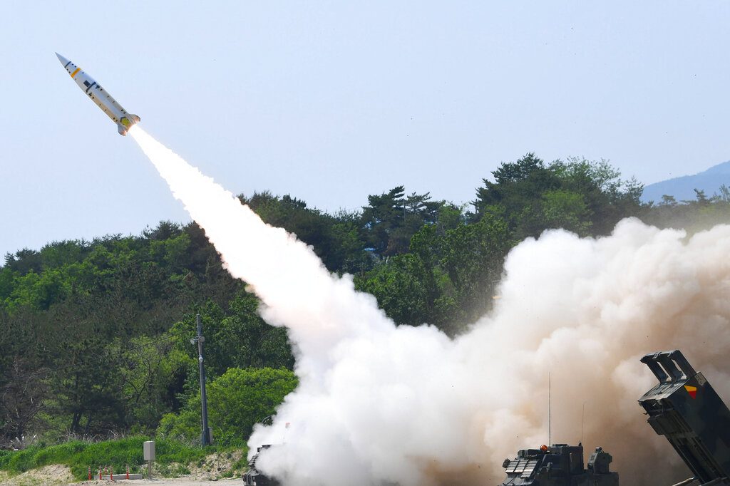 Βόρεια Κορέα: Νέα εκτόξευση οκτώ βαλλιστικών πυραύλων