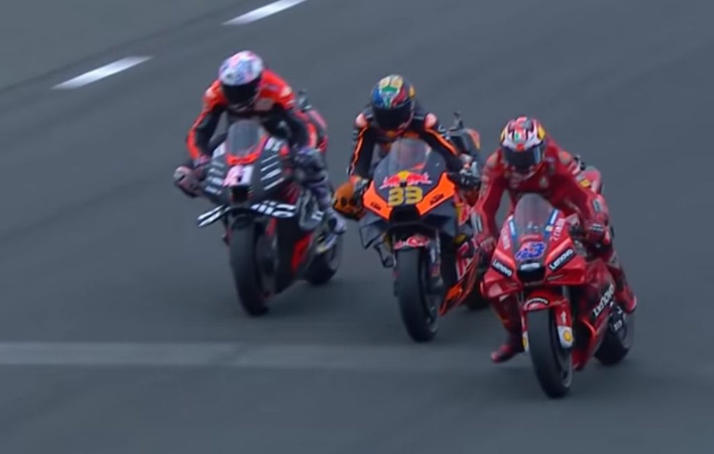 Moto GP: Το προσπέρασμα της χρονιάς από τον Αλέιξ Εσπάργκαρο – Πέρασε ταυτόχρονα δύο αναβάτες (Video)