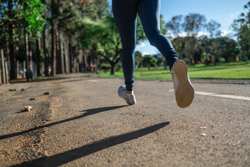 Πόνος στα γόνατα: Πόσο βοηθάει το περπάτημα;