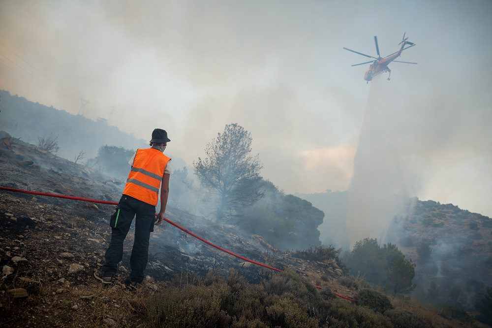 Φωτιά στη Βούλα: Βελτιωμένη η κατάσταση, ολονύχτια μάχη από επίγειες δυνάμεις