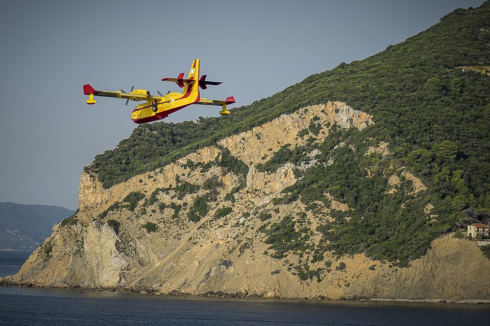 Σκόπελος: Yπό μερικό έλεγχο η φωτιά σε δασική έκταση