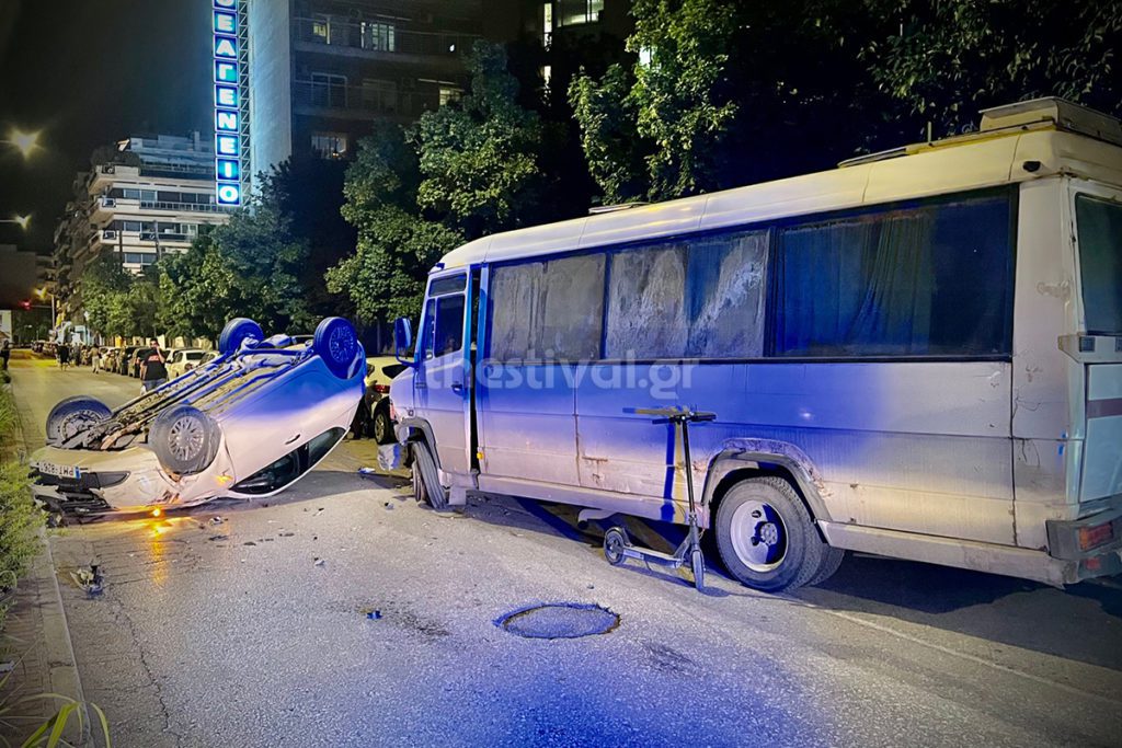 Θεσσαλονίκη: Έκλεψε μικρό λεωφορείο, προκάλεσε τροχαίο και εξαφανίστηκε (Video)