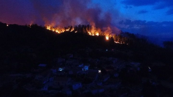 Μάχη με τις διάσπαρτες εστίες στην πυρκαγιά της Εύβοιας