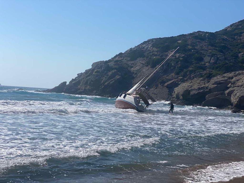 Ρόδος: Παραλίγο νέα τραγωδία με μετανάστες – Σώοι οι 56 επιβαίνοντες σε σκάφος που προσάραξε (Photos)