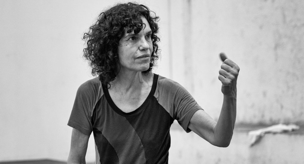 Η Λία Ροντρίγκες στο Documento για την παράσταση «Fúria»: «Στη Βραζιλία ζούμε στιγμές σκότους και ακραίου ρατσισμού»