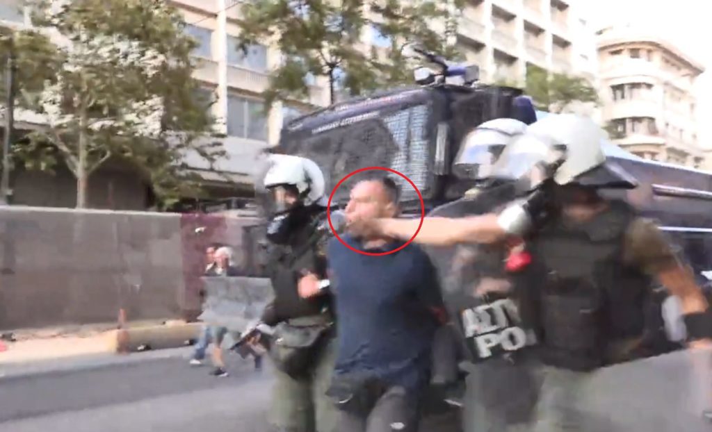 Κρεσέντο αστυνομικής καταστολής: Άνδρας των ΜΑΤ χτυπά ύπουλα στο πρόσωπο διαδηλωτή που του έχουν φορέσει χειροπέδες (Video)