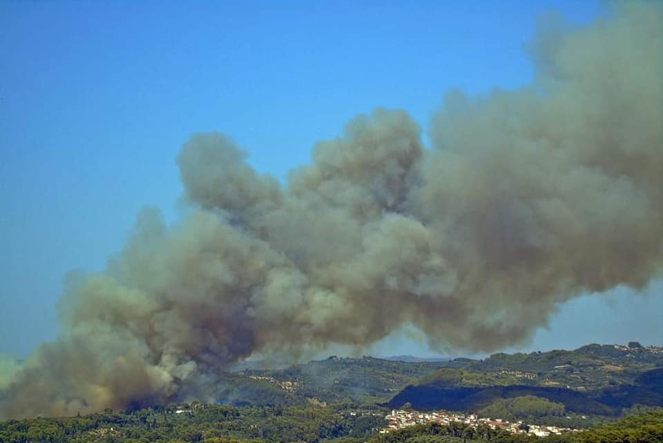 Πυρκαγιά στην Ηλεία: Μήνυμα για προληπτική εκκένωση 4 περιοχών