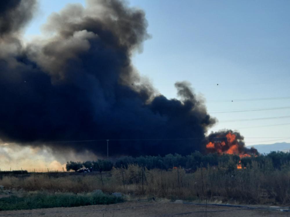 Μεγάλη φωτιά σε αποθήκη ξυλείας στον Ασπρόπυργο: Μήνυμα από το 112 – Συναγερμός στην Πυροσβεστική (Photos)