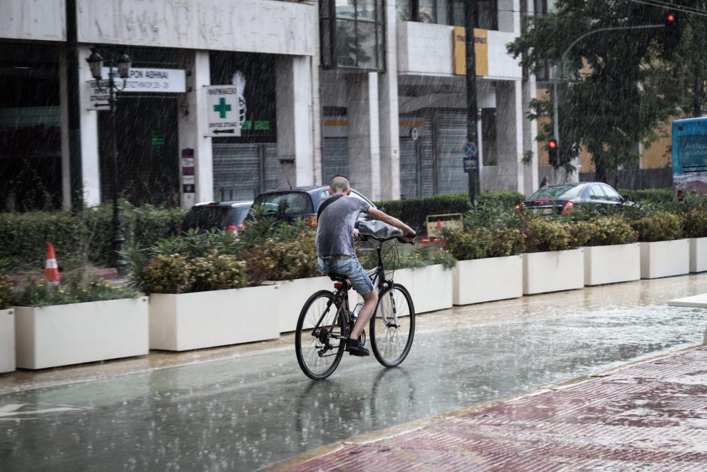 Συνεχίζεται η καλοκαιρινή κακοκαιρία: Βροχές, καταιγίδες και πτώση της θερμοκρασίας – Ποιες περιοχές επηρεάζονται