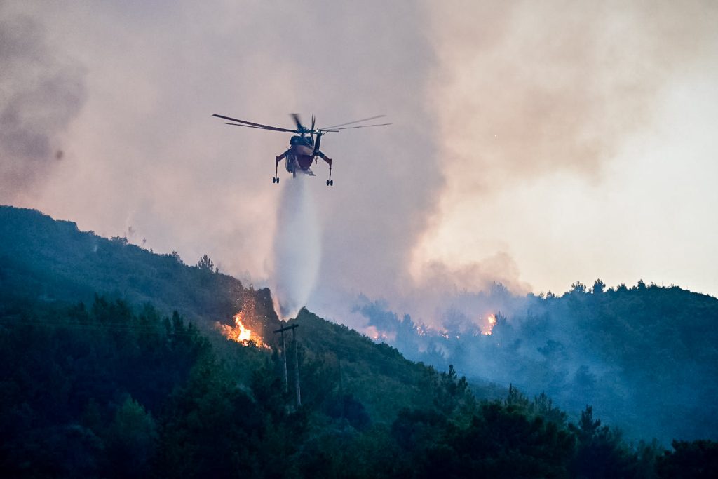 Φωτιά στη Σάμο: Αναζωπύρωση λόγω των ισχυρών ανέμων