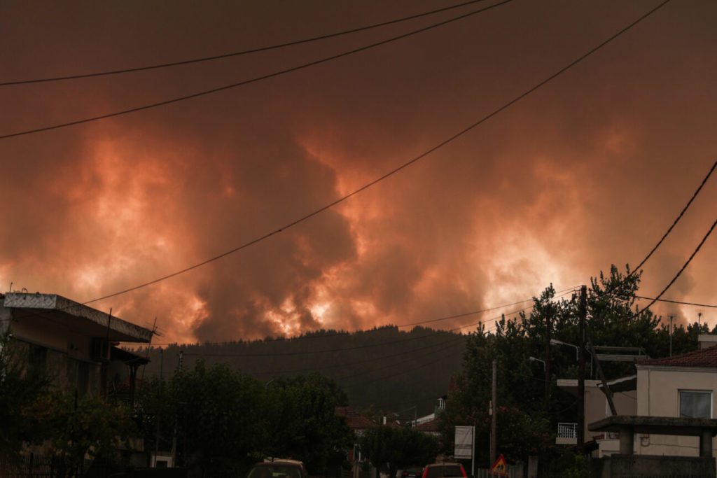 Μεγάλη πυρκαγιά στη Μεγαλόπολη: Ανεξέλεγκτη η φωτιά στο Ρούτσι