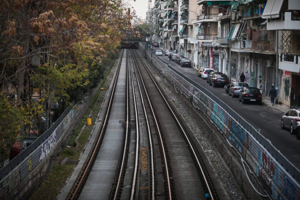 Γυναίκα τραυματίστηκε από πέτρα που εκσφενδονίστηκε σε συρμό του ΗΣΑΠ