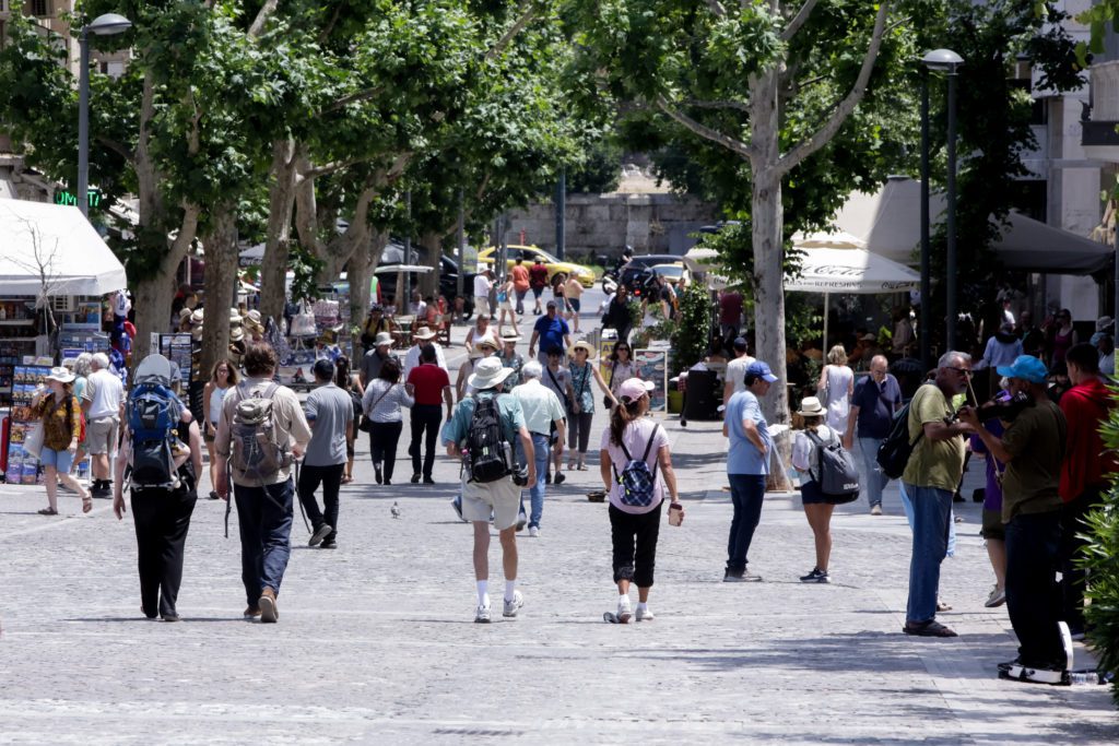 «Θερίζει» ο κορονοϊός χωρίς κανένα μέτρο προστασίας- Νέα αύξηση σε θανάτους και εισαγωγές στα νοσοκομεία