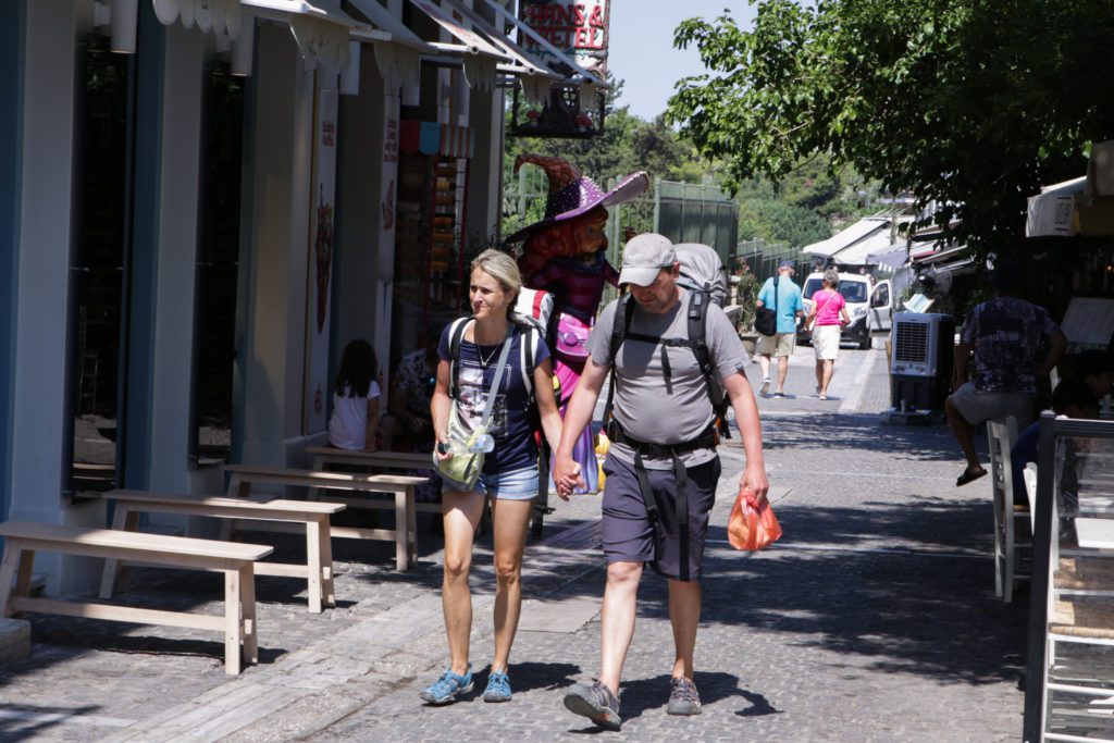 Ο παραλογισμός της κυβέρνησης: Ελεύθεροι καραντίνας οι τουρίστες με κορονοϊό, πενθήμερη υποχρεωτική καραντίνα για τους Έλληνες πολίτες
