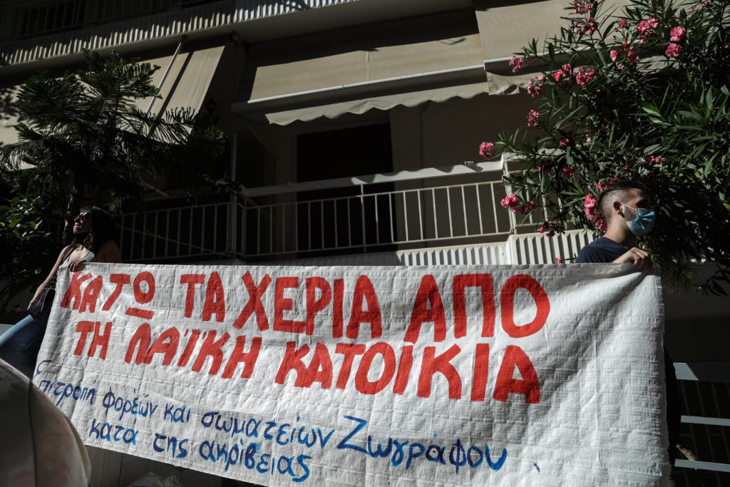 Πετάνε στον δρόμο την Ιωάννα Κολοβού για 15.000 ευρώ – Κύμα συμπαράστασης έξω από το σπίτι της