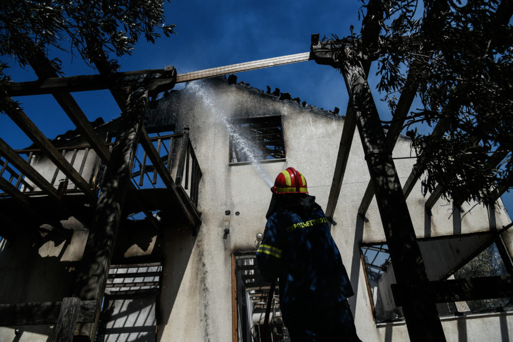 Πόρτο Γερμενό: Προς το βουνό «σπρώχνουν» οι άνεμοι τη φωτιά – Κάηκε ένα σπίτι – Ισχυρές οι δυνάμεις της πυροσβεστικής (Photos)