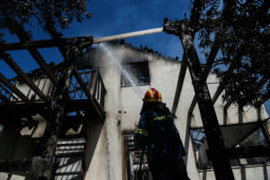 Πόρτο Γερμενό: Προς το βουνό «σπρώχνουν» οι άνεμοι τη φωτιά &#8211; Κάηκε ένα σπίτι &#8211; Ισχυρές οι δυνάμεις της πυροσβεστικής (Photos)