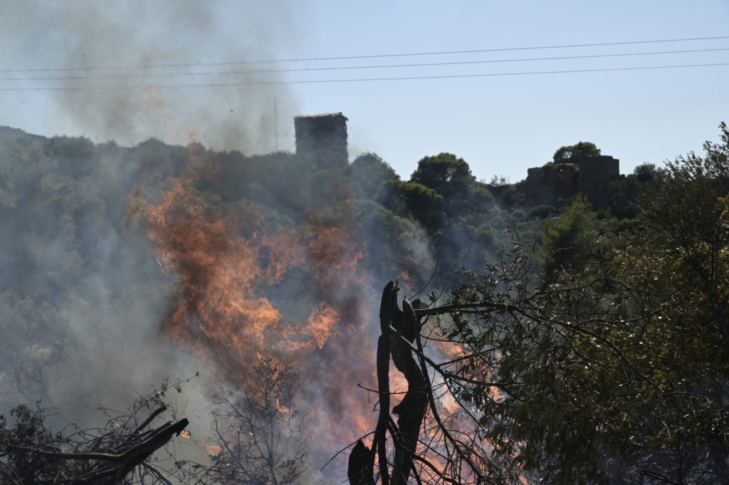 Συνεχίζεται η μάχη με τις φλόγες στο Πόρτο Γερμενό με διάσπαρτες εστίες