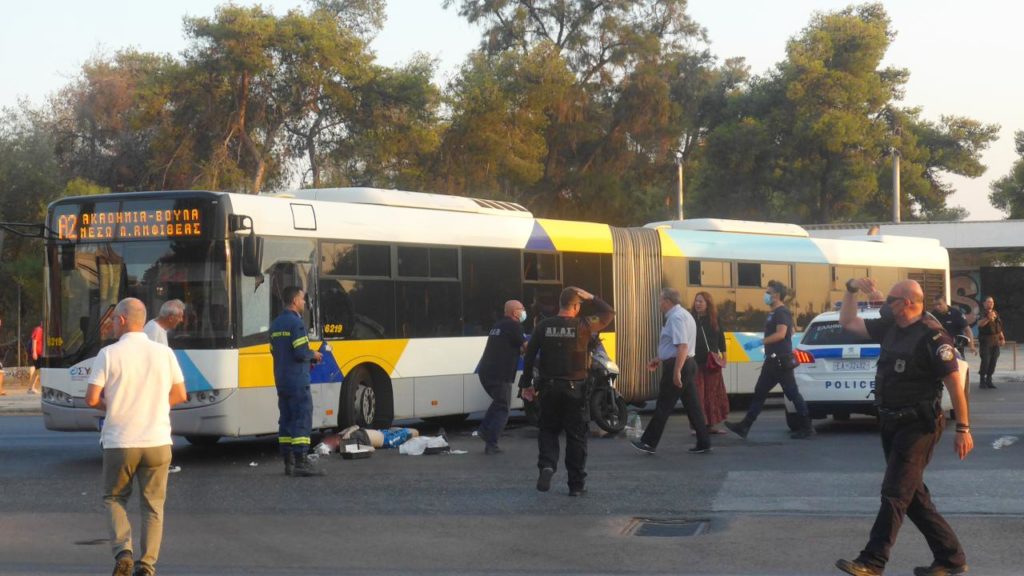 Σοβαρό τροχαίο στην λεωφόρο Ποσειδώνος: Λεωφορείο συγκρούστηκε με μηχανή