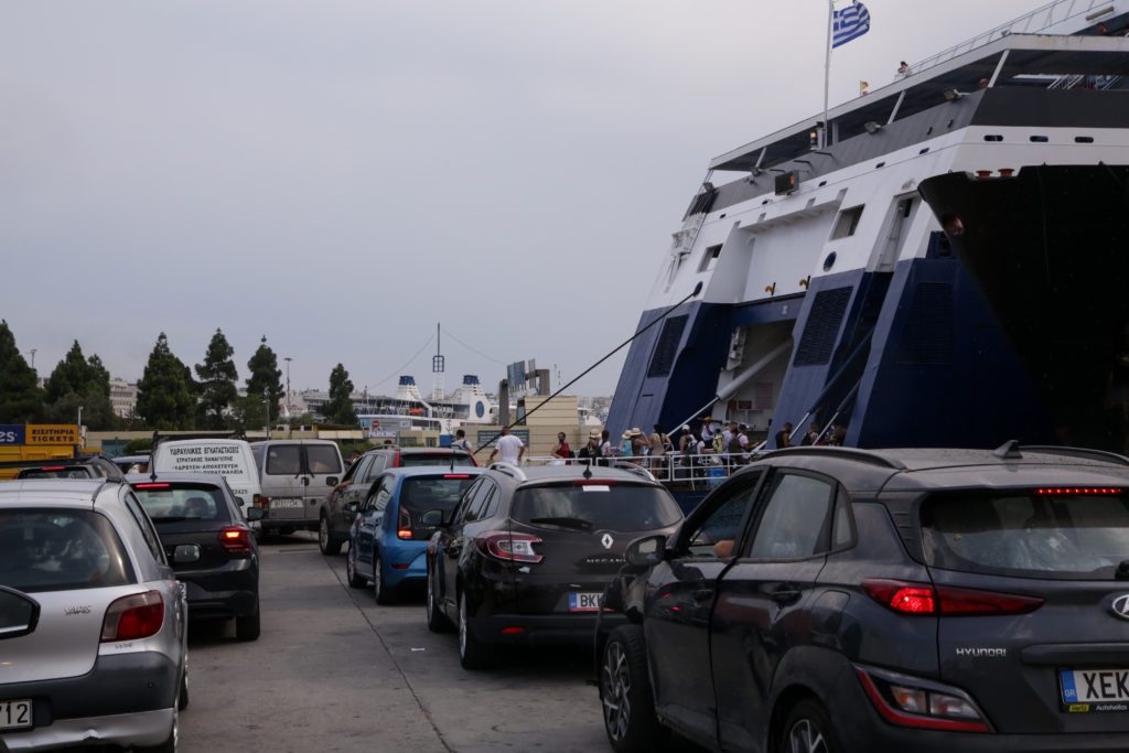 Όπου φύγει – φύγει για τις καλοκαιρινές διακοπές – 21.225 επιβάτες αναχώρησαν την Παρασκευή από τον Πειραιά