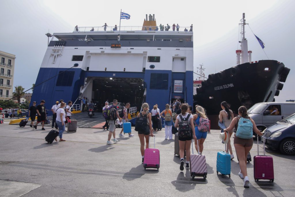 Κοσμοσυρροή στα λιμάνια ενόψει Δεκαπενταύγουστου – Πάνω από 25.000 αναχωρήσεις την Παρασκευή