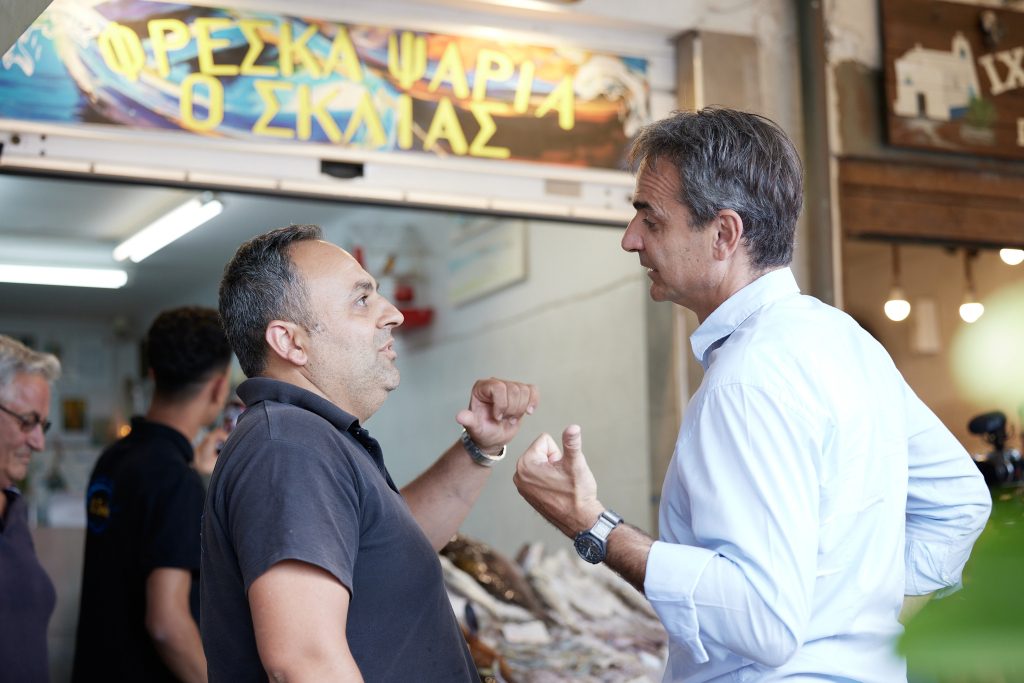 Ο Μητσοτάκης εμπαίζει καταστηματάρχη για την ακρίβεια στο ρεύμα – «Μειώθηκαν οι λογαριασμοί σου» (Video)