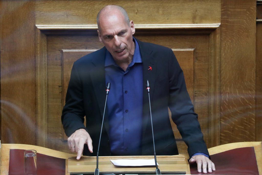 Βαρουφάκης: «Μακριά από τη μήτρα της γυναίκας κ. Πλεύρη, μόνο στο ΕΣΥ εξωσωματικές»