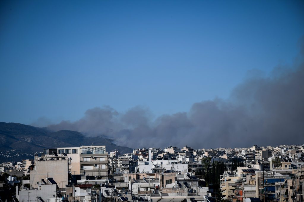 Φωτιά στην Πεντέλη: Ποιοί δρόμοι είναι κλειστοί λόγω της μεγάλης πυρκαγιάς