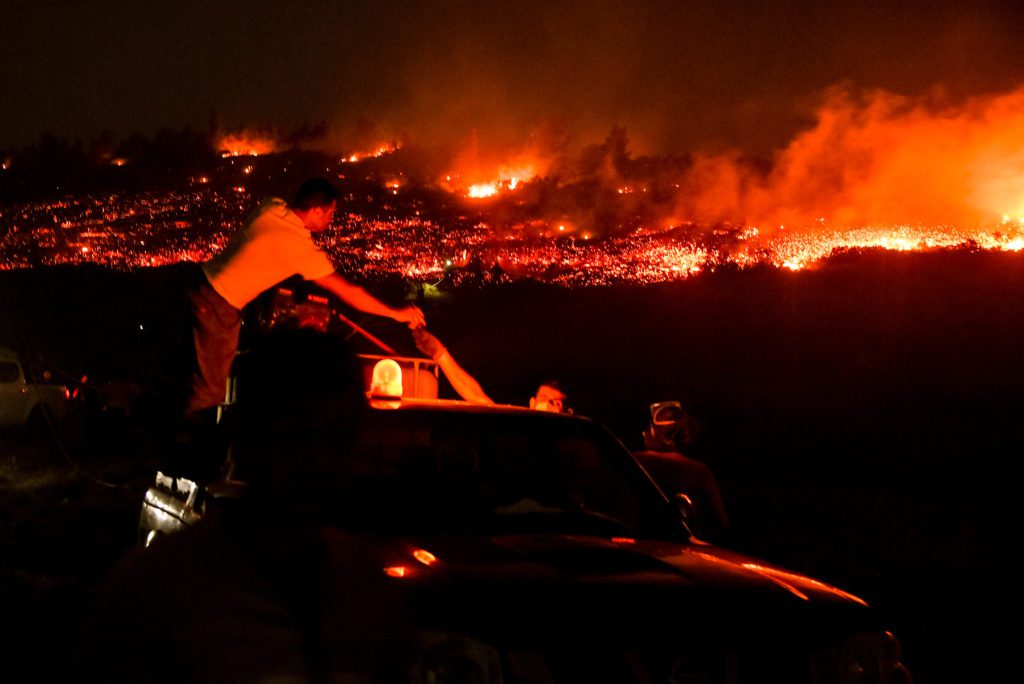 Συγκλονίζει η εικόνα του πυροσβέστη που δίνει μάχη με τη φωτιά